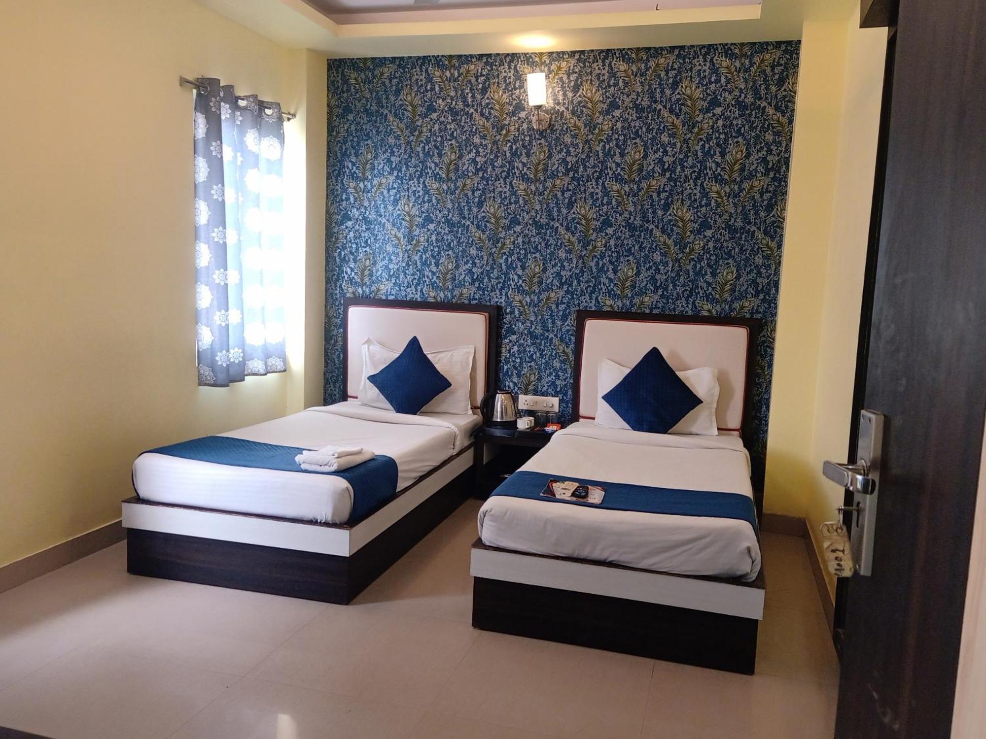Janki International 3 Km From Kashi Vishwanath Temple Free Pickup From Railway Station